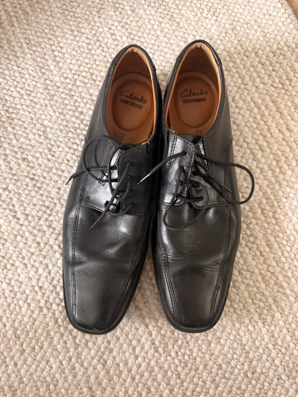Clarks Men’s Black Leather Lace-Up Oxfords